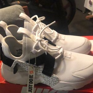 Nike The Air Huarache “City Low” l new l mens 11 / women 12.5